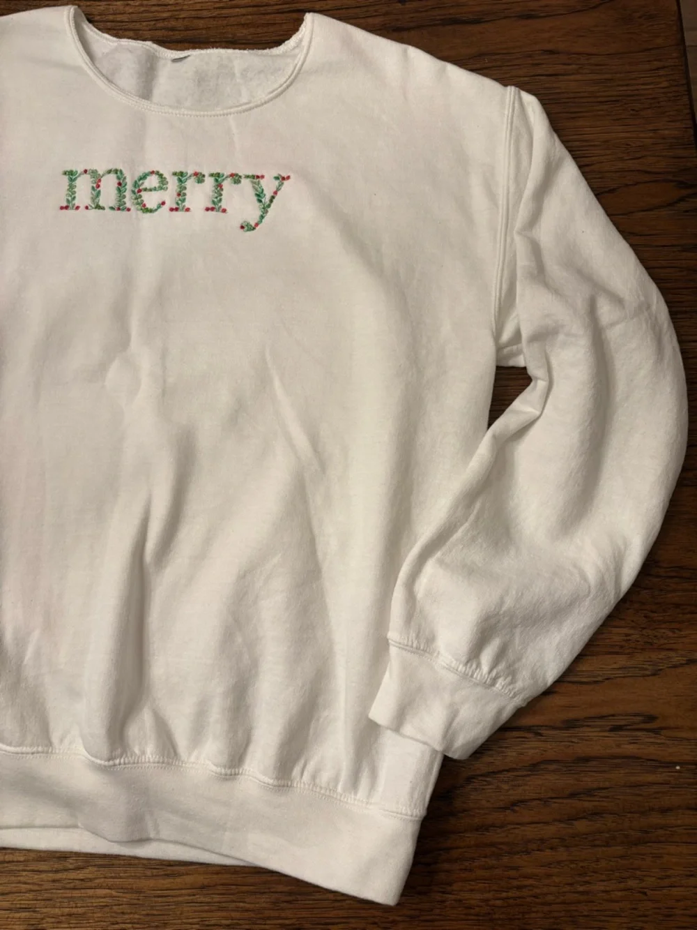Merry Embroidered Christmas Sweatshirt White Holly Berry Holiday Women’s Medium